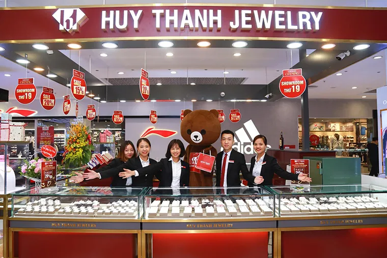 Huy Thanh Jewelry Stores is popular with many tourists when exchanging foreign currency