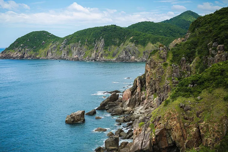 During the journey from Da Nang to Nha Trang, tourists can visit Phu Yen to enjoy the romantic sea view