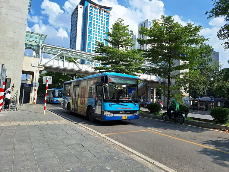 Public buses are the most economical means of transportation for the journey from Noi Bai airport to Old Quarter