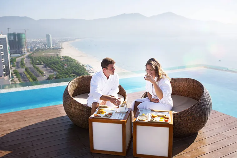 Enjoy a romantic breakfast next to the infinity pool at À La Carte