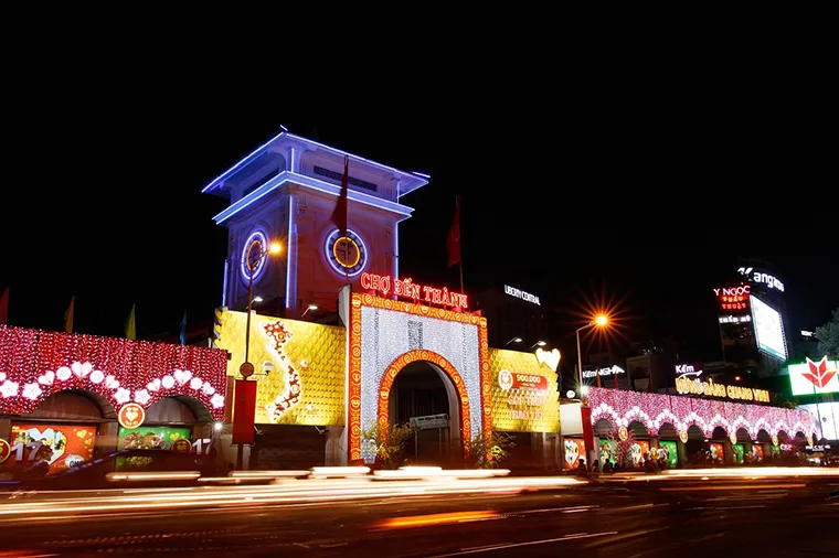 Ben Thanh Market offers many interesting culinary experiences for visitors