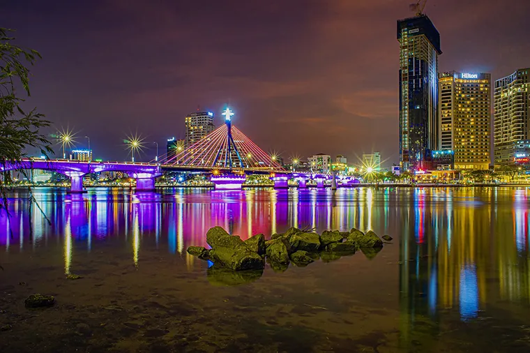 Han River Swing Bridge is a typical symbol of Da Nang