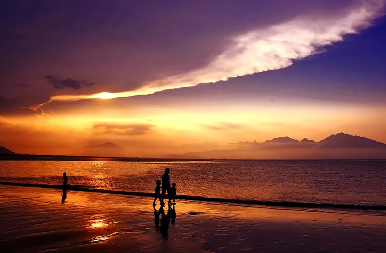 The beach in Da Nang stands out with its open space and peaceful scenery