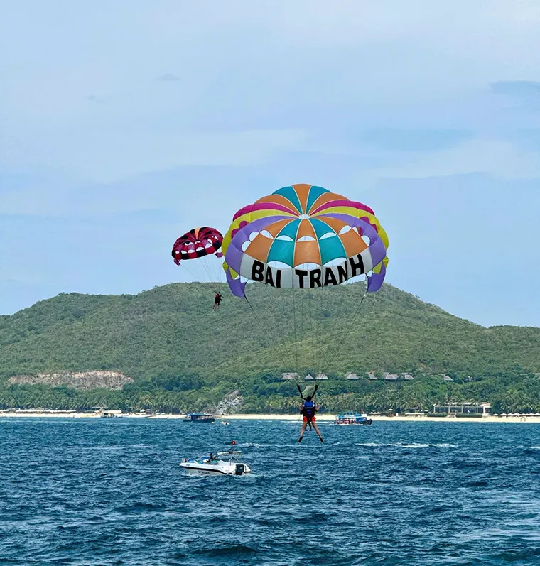 Parasailing is one of the marine activities loved by many tourists in Nha Trang