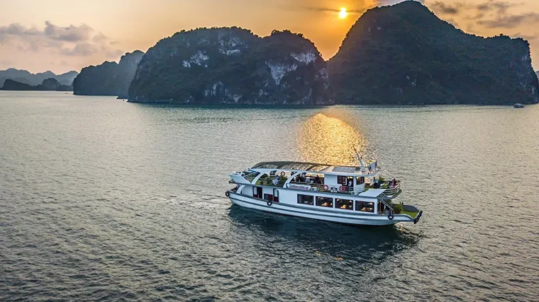 Choosing means of transportation from Da Nang to Ha Long Bay depends on many factors.