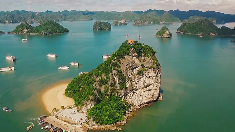 Tourists should make detailed travel plans before coming to Ha Long Bay.