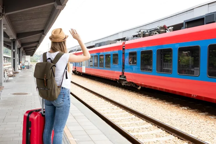 Tourists can travel from Da Nang to Ha Long by train.