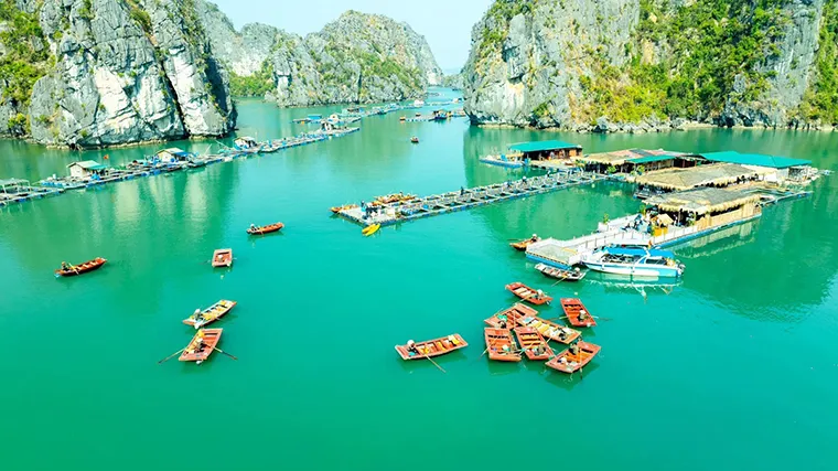 An area of ​​Vung Vieng floating fishing village in Ha Long Bay 