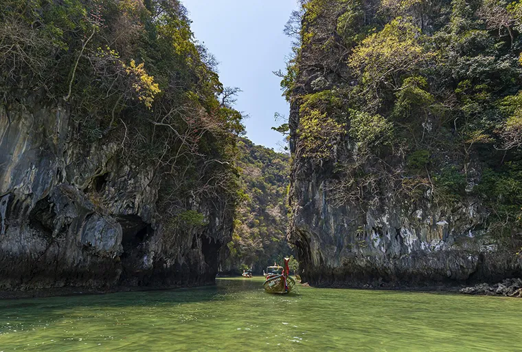 Ha Long Bay is one of the World Natural Heritages possessing majestic and unique beauty from rocky mountains and large seas