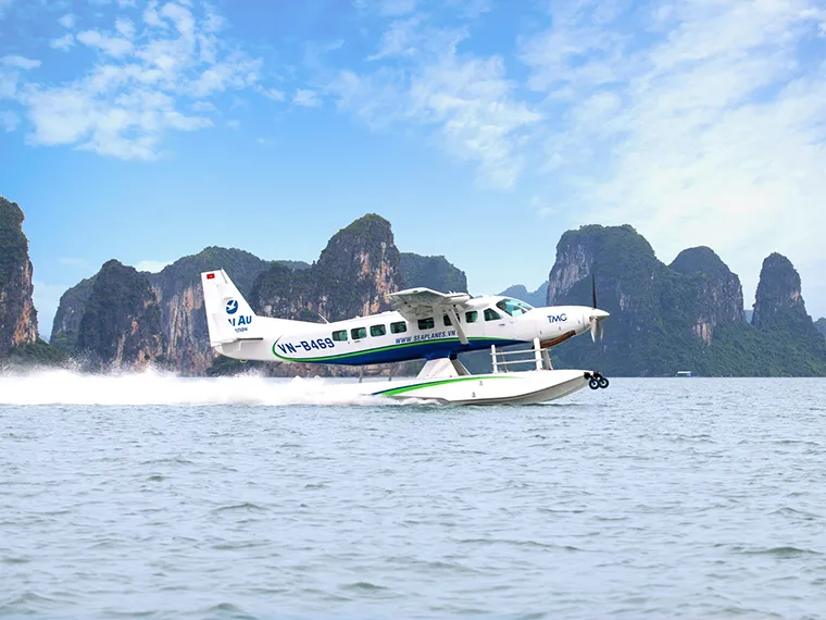 Hai Au seaplane when in takeoff state 