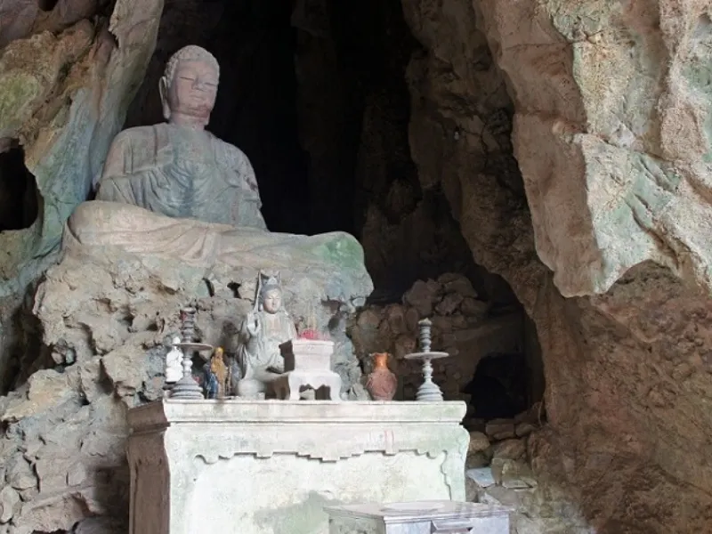 Tang Chon Cave, symbolizing universal truth, features natural light, sacred altars, and serene acoustics, making it an ideal spot for meditation