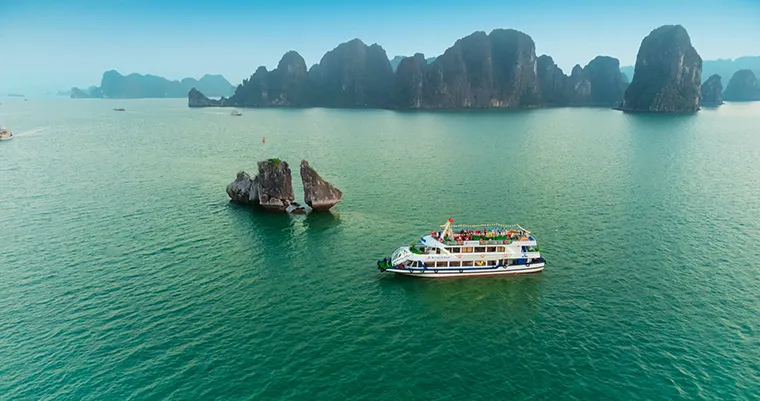 Tourists should choose a time to visit Ha Long Bay that suits their needs.