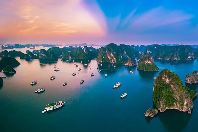 Poetic and picturesque scenery of the bay from a high vantage point. - Photo source: Facebook Halong Bay Vietnam 