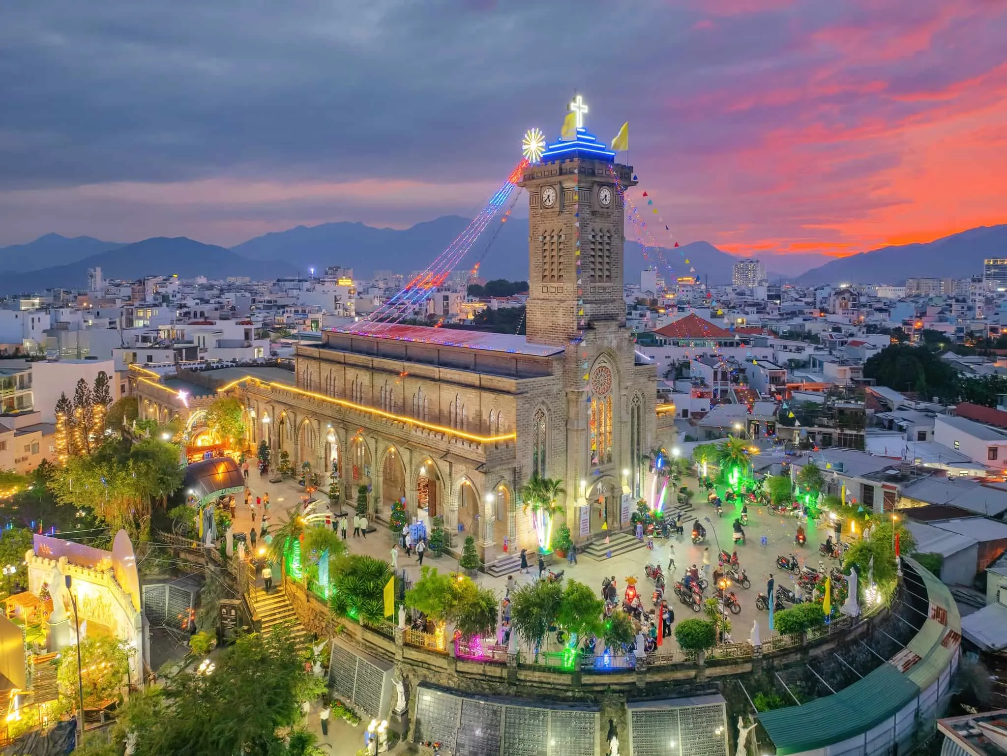 Nha Trang Stone Church scene when sunset begins to fall - Photo Source: Fanpage Đài TH-PT Khánh Hòa 