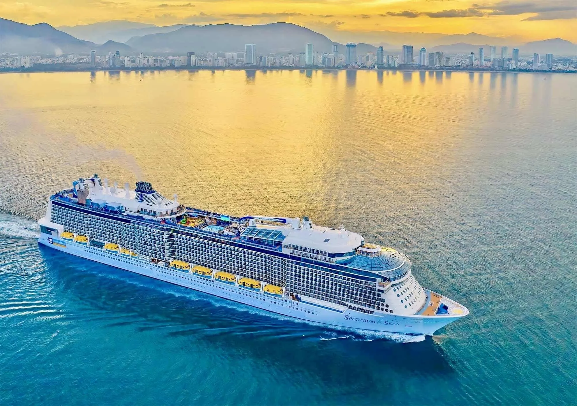Experiencing a Nha Trang cruise at night helps visitors enjoy a romantic atmosphere  - Photo Source: Fanpage Đài TH-PT Khánh Hòa 