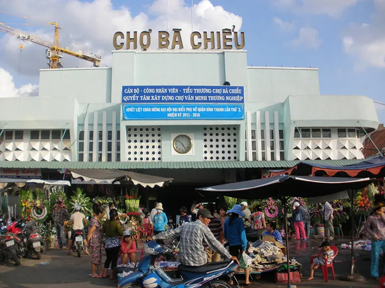 Scene of Ba Chieu Market during a crowded market session