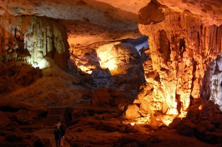 Thien Cung Cave is located on Dau Go Island in southwestern Ha Long Bay, just 4 kilometers from Tuan Chau Port - Photo Source: Vịnh Hạ Long Quảng Ninh - Thiên Đường Cảnh Vịnh