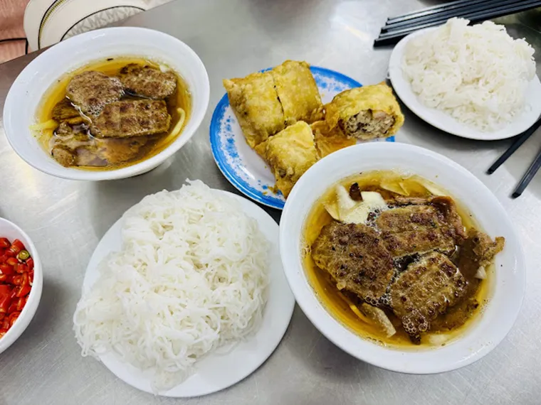  Bun Cha  is typical hanoi food you must try