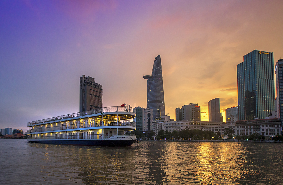 Saigon Night Cultural Tour with Water Puppet Show and Dinner Cruise