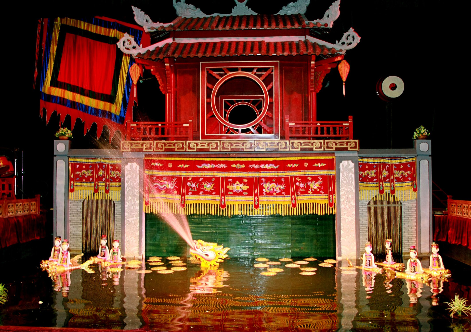 Saigon Night Cultural Tour with Water Puppet Show and Dinner Cruise