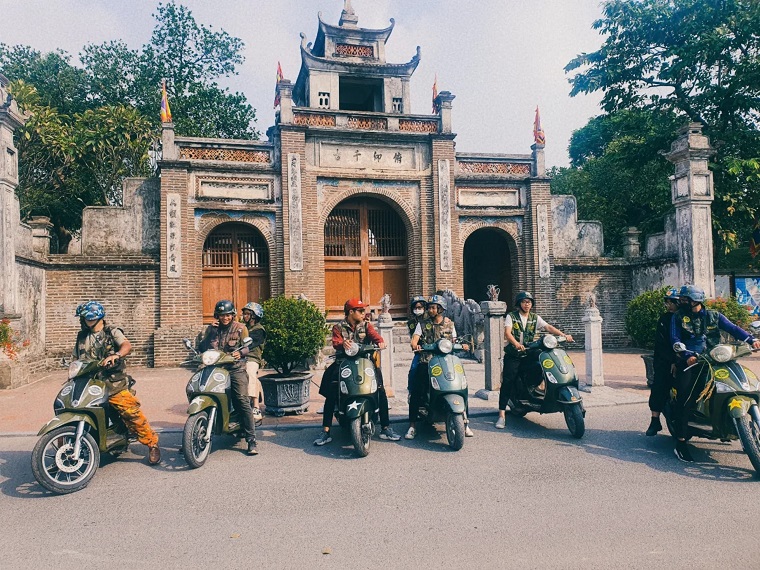 Tour trong ngày I Trải nghiệm ngoại ô Hà Nội bằng xe máy Vespa/ Minsk phong cách quân đội. Khám phá Đời sống & Lịch sử làng Thành Cổ Loa