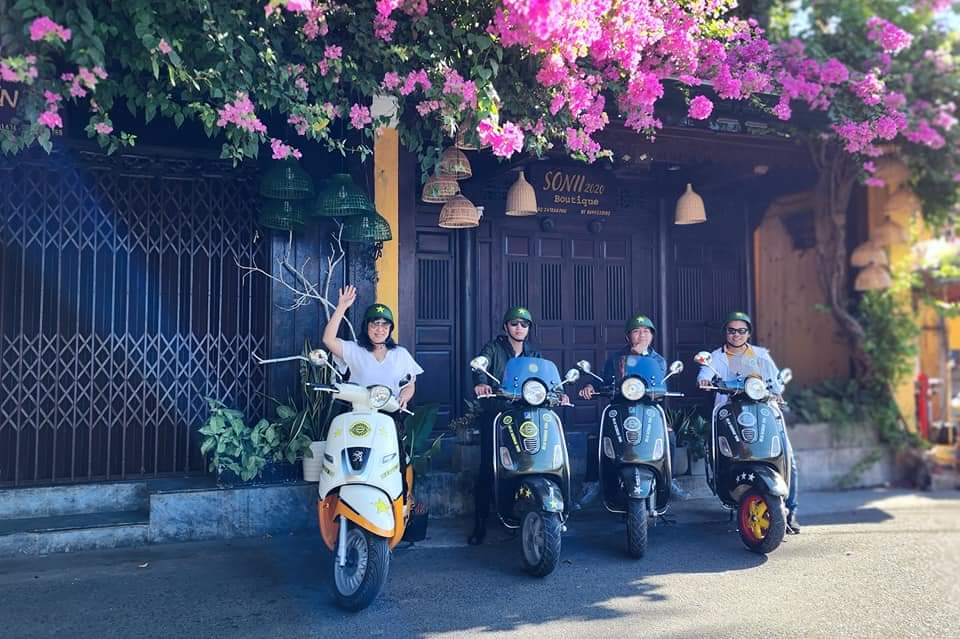 Tour trong ngày I Trải nghiệm ngoại ô Hà Nội bằng xe máy Vespa/ Minsk phong cách quân đội. Khám phá Đời sống & Lịch sử làng Thành Cổ Loa