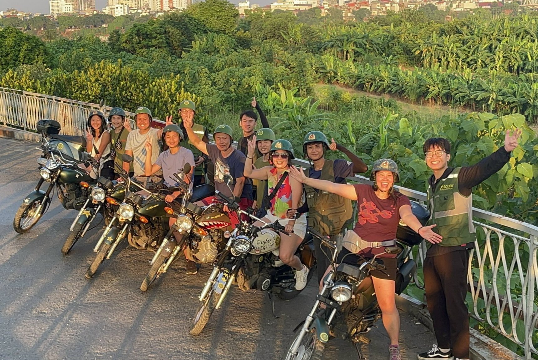 当天游 I 探索河内郊区的生活与文化，并乘坐吉普车参观巴刹陶瓷村