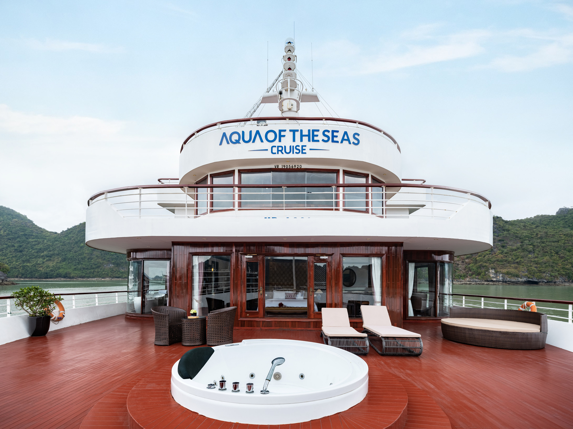 Tour 2N1Đ I Khám phá Vịnh Hạ Long cùng Du thuyền 5* Aqua Of The Seas