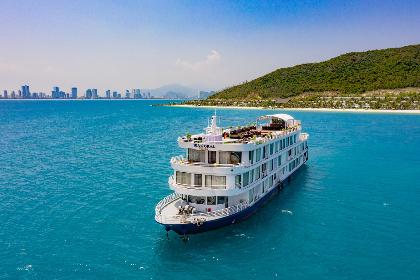 Day tour | Discover Hon Soi and enjoy a gourmet lunch aboard the 5* Sea Coral Cruise.