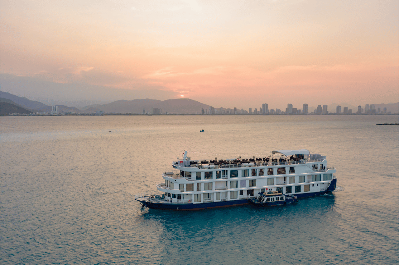 Day tour | Discover Hon Soi and enjoy a gourmet lunch aboard the 5* Sea Coral Cruise.