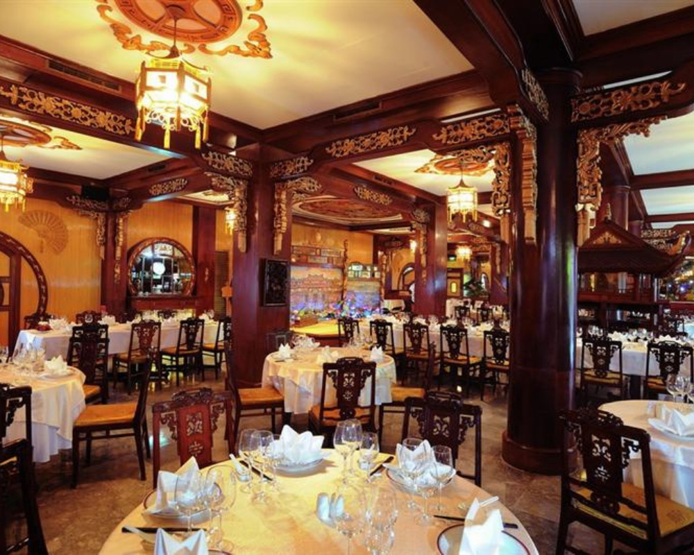 Dining Service at Royal Park Restaurant | Hue