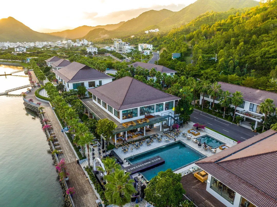 在全季节餐厅 - 大使俱乐部 I Nha Trang 体验高级美食