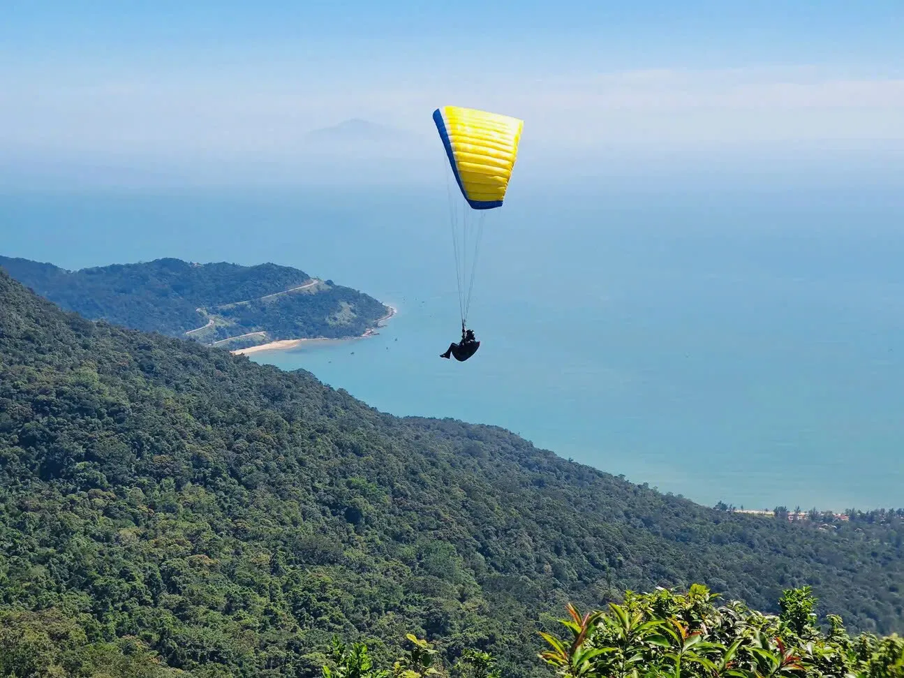 Trải nghiệm bay dù lượn tại Bán đảo Sơn Trà I Đà Nẵng