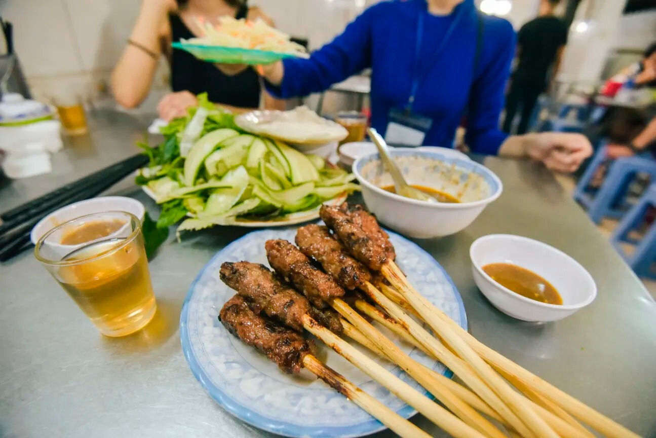 一日游 | 穿着传统长裙的女孩骑摩托车美食之旅 | 岘港