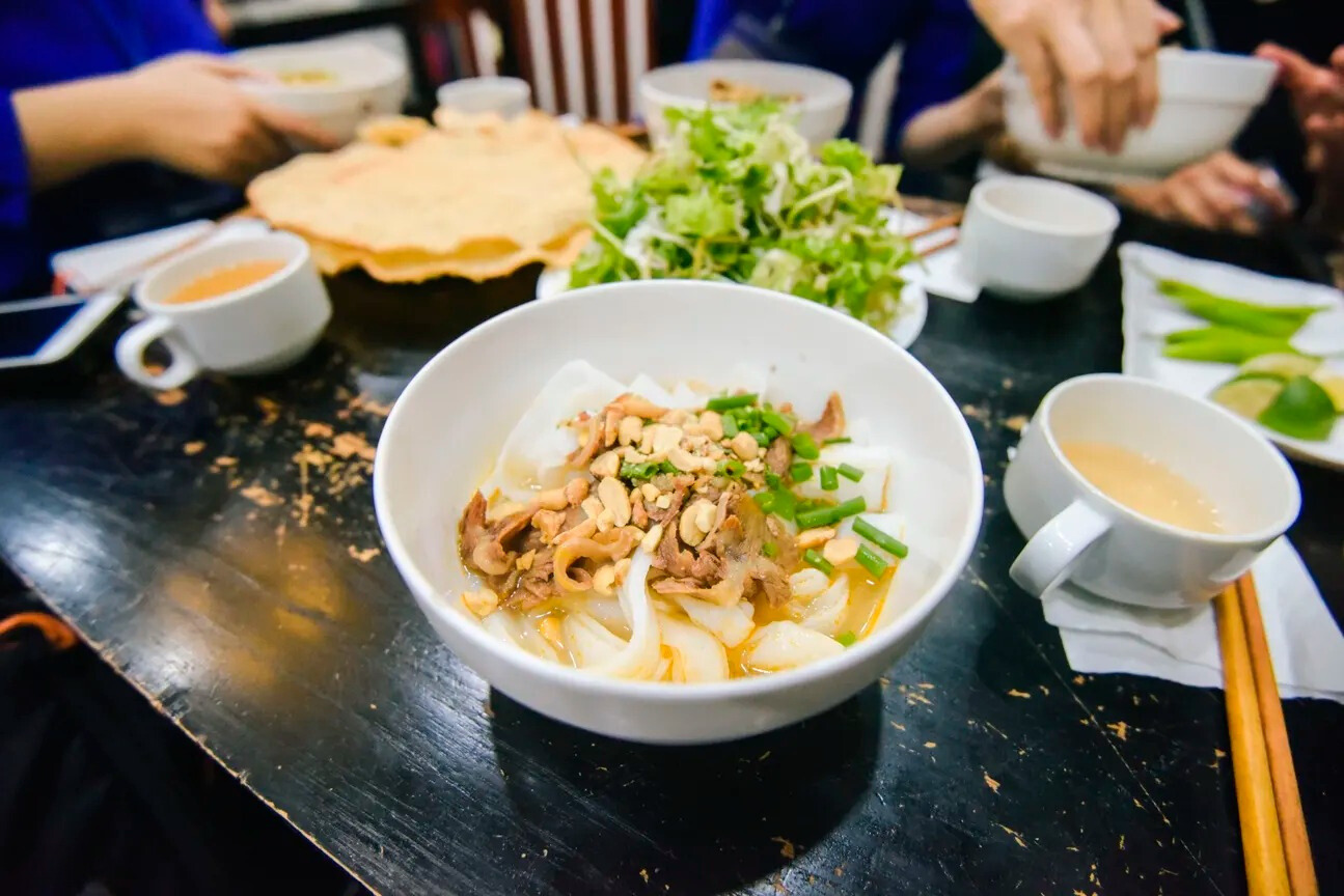 一日游 | 穿着传统长裙的女孩骑摩托车美食之旅 | 岘港