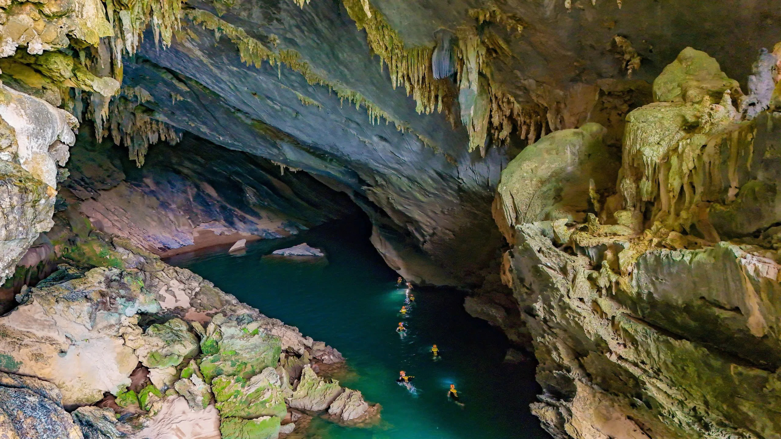 Tour trong ngày I Khám phá Hang Voi và Thung lũng Ma Đa I Quảng Bình