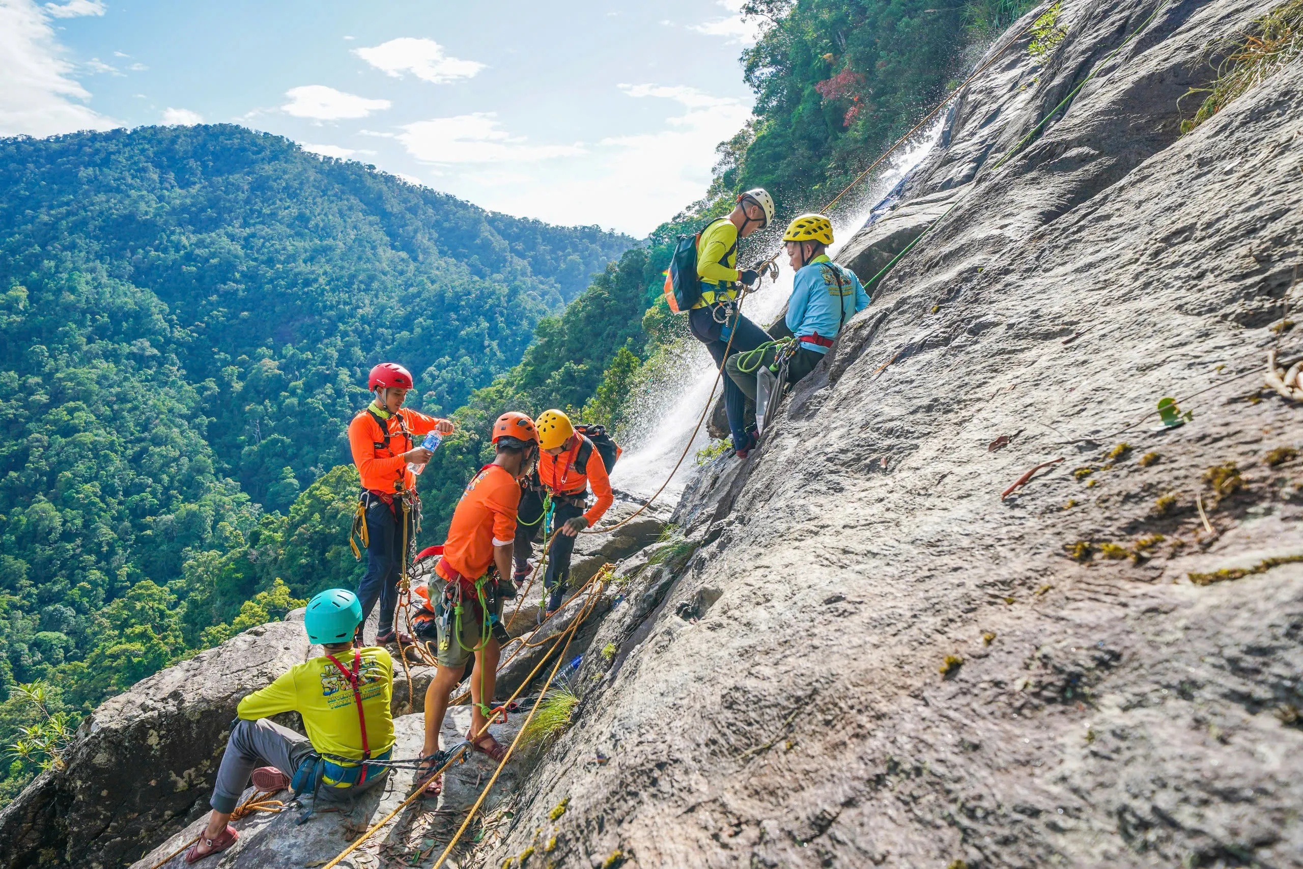 Tour 3N2Đ I Chinh phục đỉnh cao mạo hiểm Khám phá Thác Đỗ Quyên tại Vườn Quốc gia Bạch Mã  I Đà Nẵng