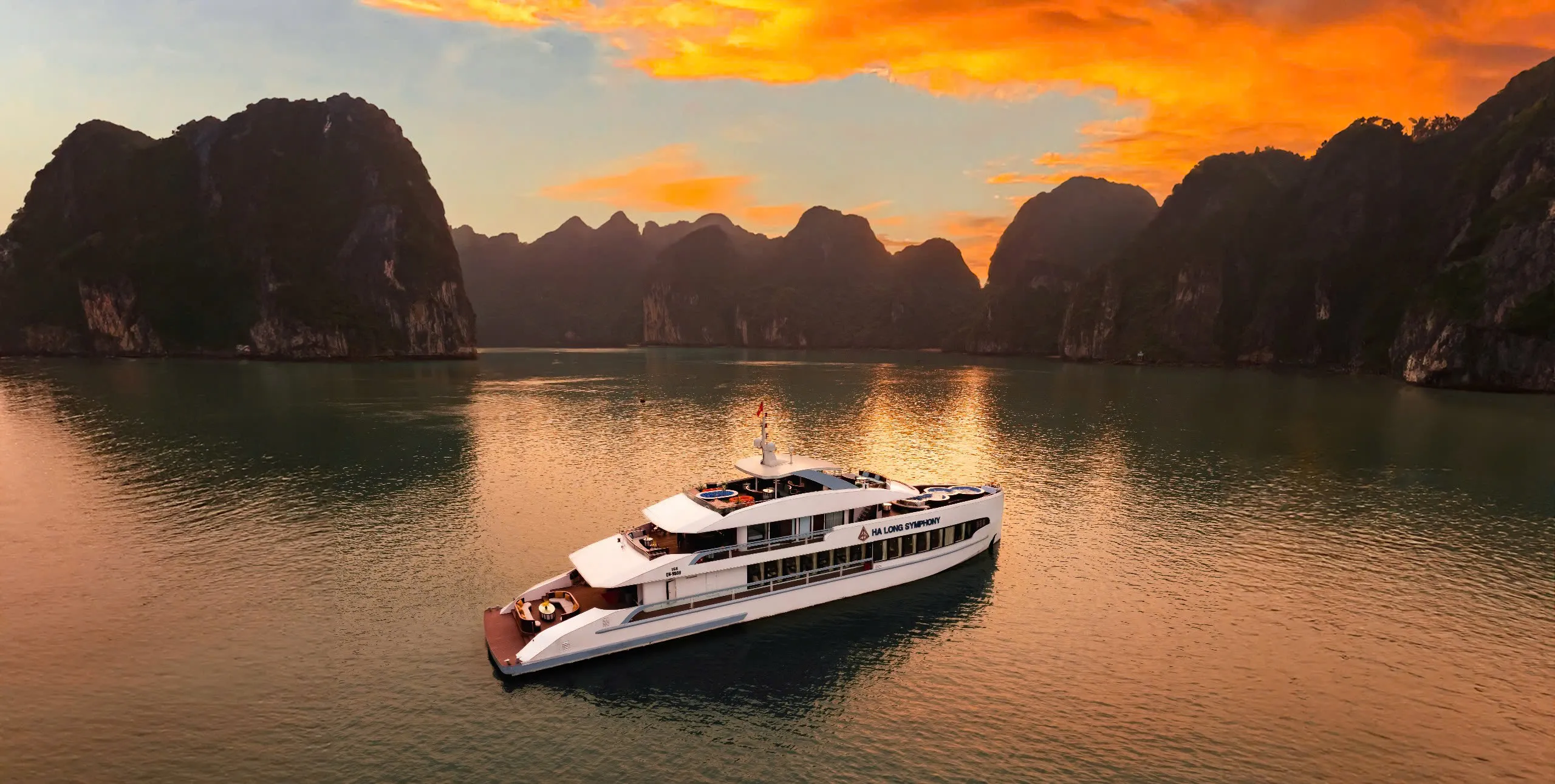 Experience a sunset and enjoy a luxurious buffet dinner on the Symphony Cruise I Ha Long