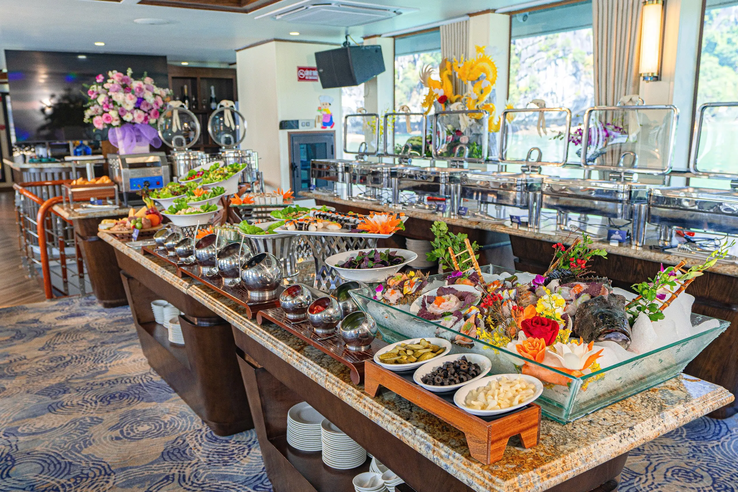 Trải nghiệm ngắm hoàng hôn và dùng bữa tối Buffet sang trọng trên Du thuyền Symphony I Hạ Long