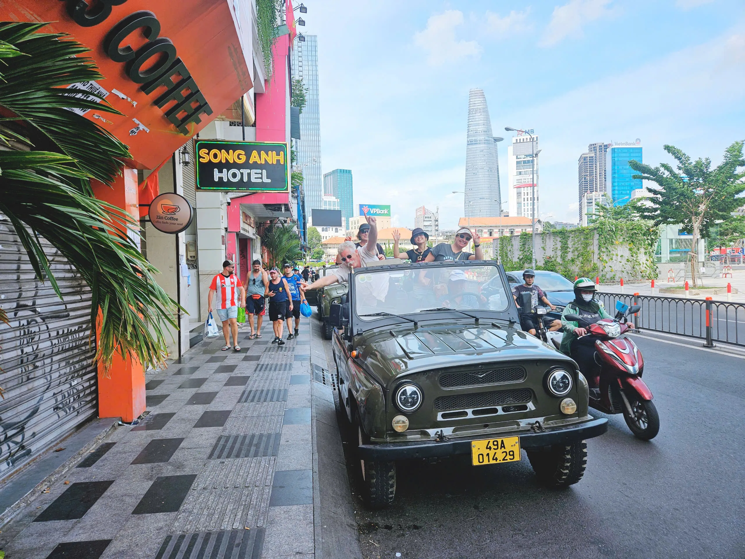 Tour trong ngày | Khám phá Sài Gòn về đêm và Trải nghiệm Ăn uống Hải sản, Đồ ăn đường phố và Skybar | Thành phố Hồ Chí Minh